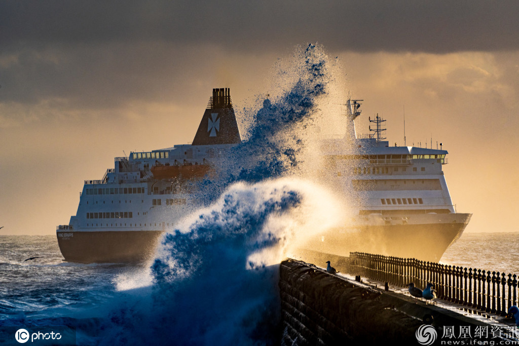 海浪撞击英国码头 场面壮观好似电影大片