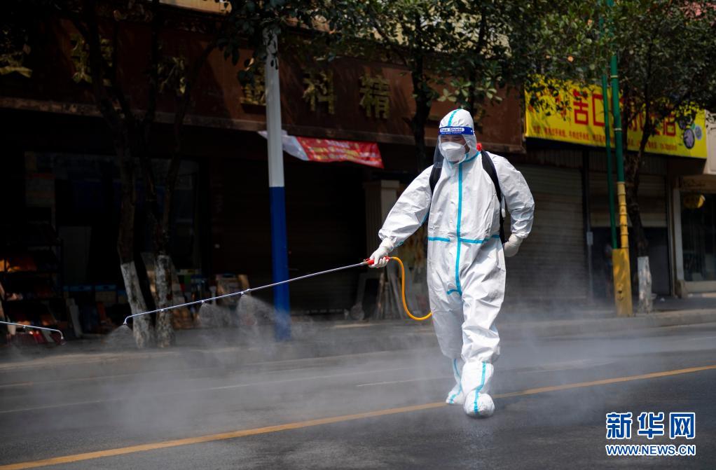 4月7日，工作人员在对瑞丽市一街道进行消毒。