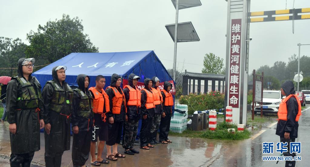 河南焦作：千余名应急民兵紧急出动抗洪抢险救群众