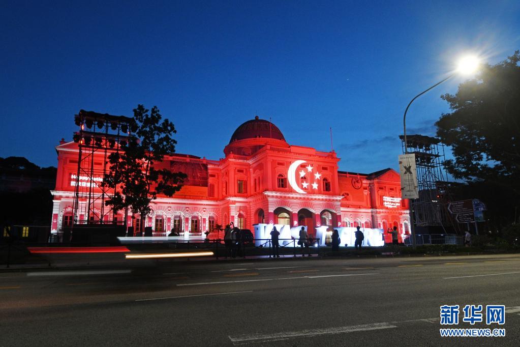 新加坡市区建筑亮起红色投影庆祝国庆