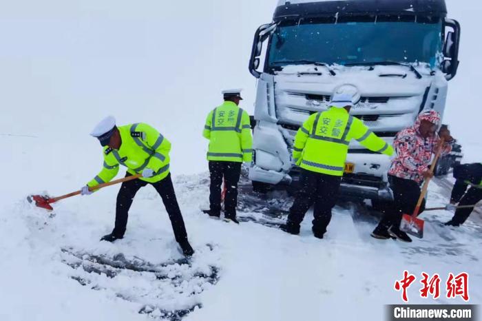 国道109线唐古拉山段大雪 西藏安多交警奋力保通