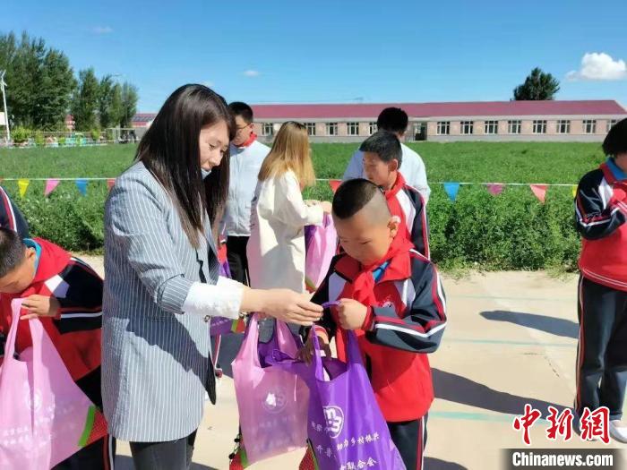 内蒙古开鲁608名党员额吉结对486名困境儿童