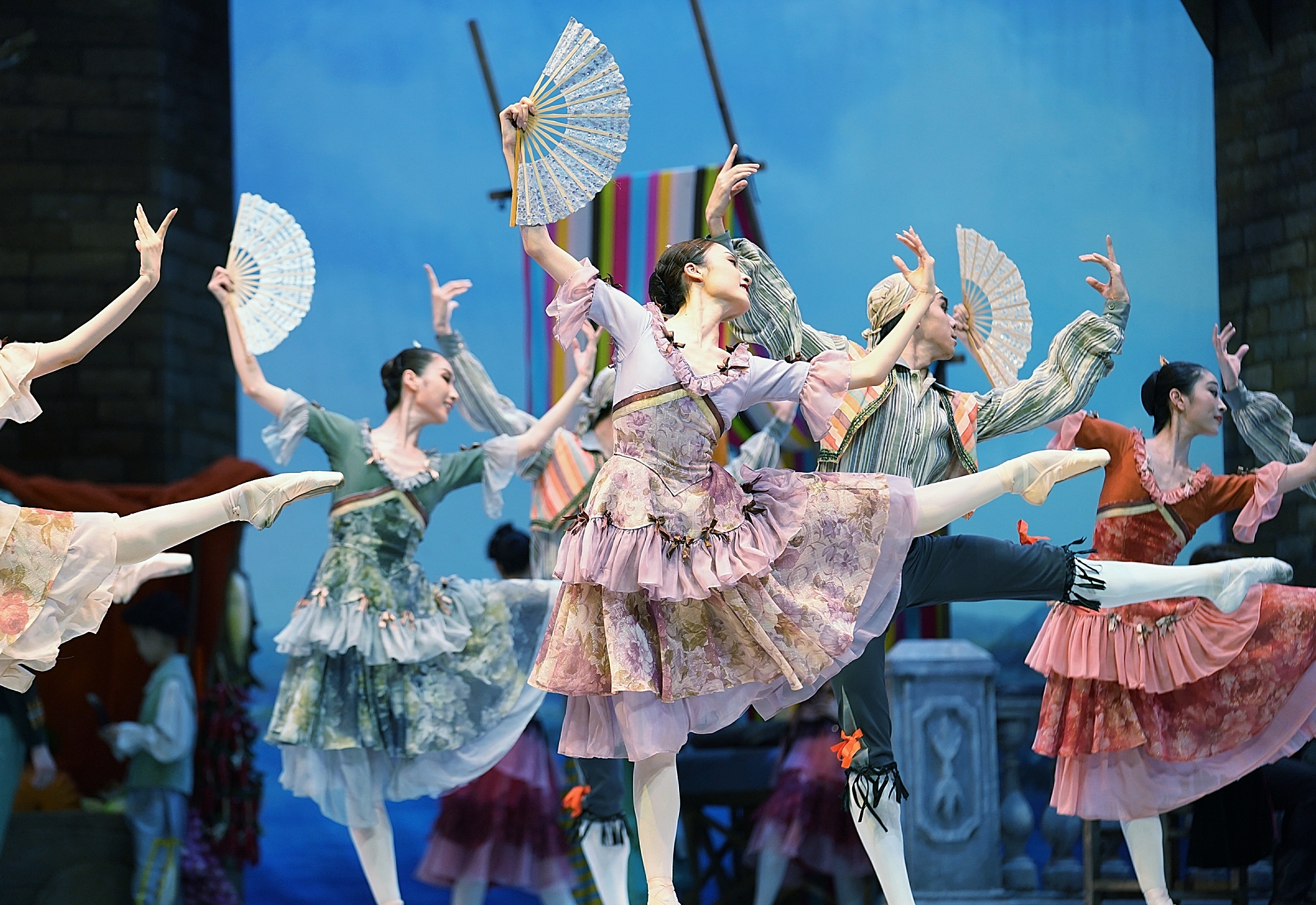芭蕾经典《堂·吉诃德》复排上演，中芭团长冯英：能挑战高难的演员越来越多！