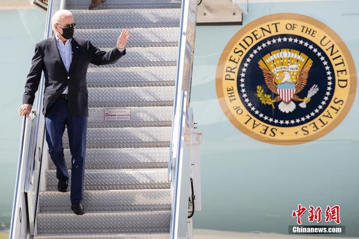 当地时间9月7日，美国总统拜登飞抵纽约肯尼迪机场，前往纽约和新泽西视察飓风“艾达”在当地造成的灾情。 <a target='_blank' href='http://www.chinanews.com/'><p align=