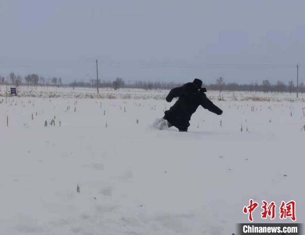 内蒙古民警暴雪中徒步8小时寻回走失牛群