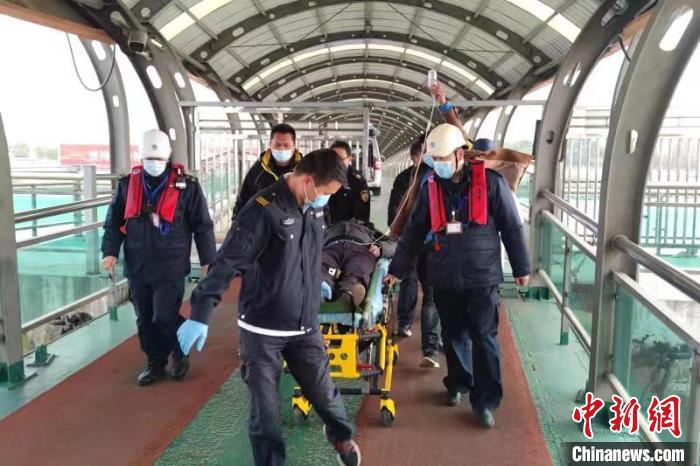 上海海事部门紧急搭起水上生命之桥 陈传宇 摄