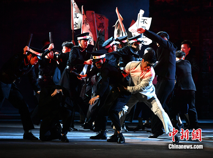 12月13日晚，福建福州，音乐剧《瞿秋白》在福建大剧院上演。<a target='_blank' href='/'><p align=