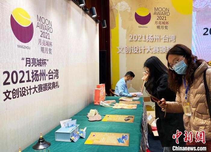 在颁奖典礼扬州现场，获奖作品铺满两条数十米的长桌，吸引民众驻足。　崔佳明 摄